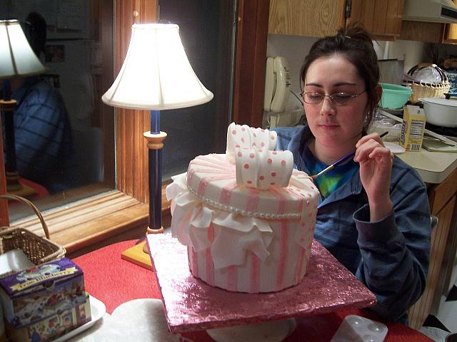 Marisa Astiz decorating cake