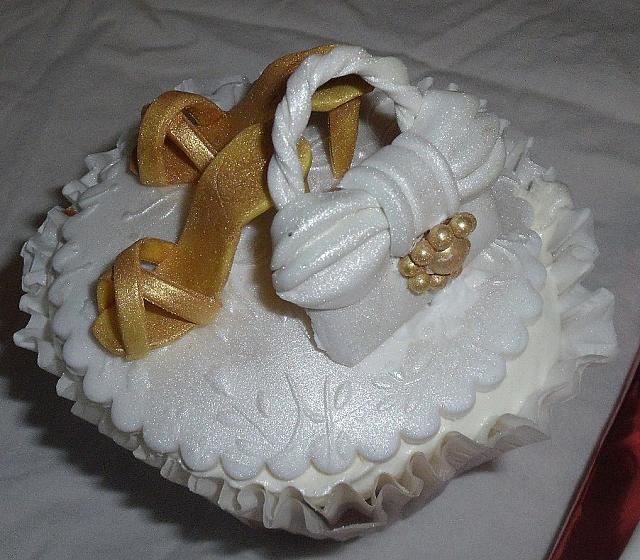 Edible Gold Shoes and Gold/White Purse on Cupcake