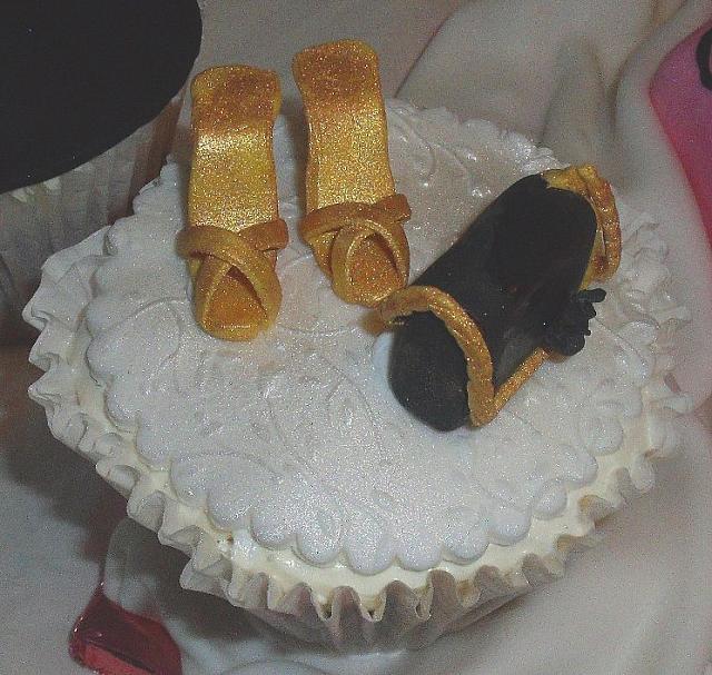 Edible Gold Shoes and Gold/Black Purse on Cupcake